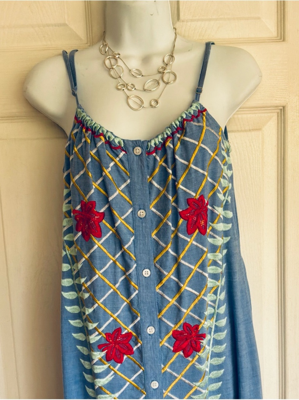 Embroidered Button-Front dress - Picture 5 of 12